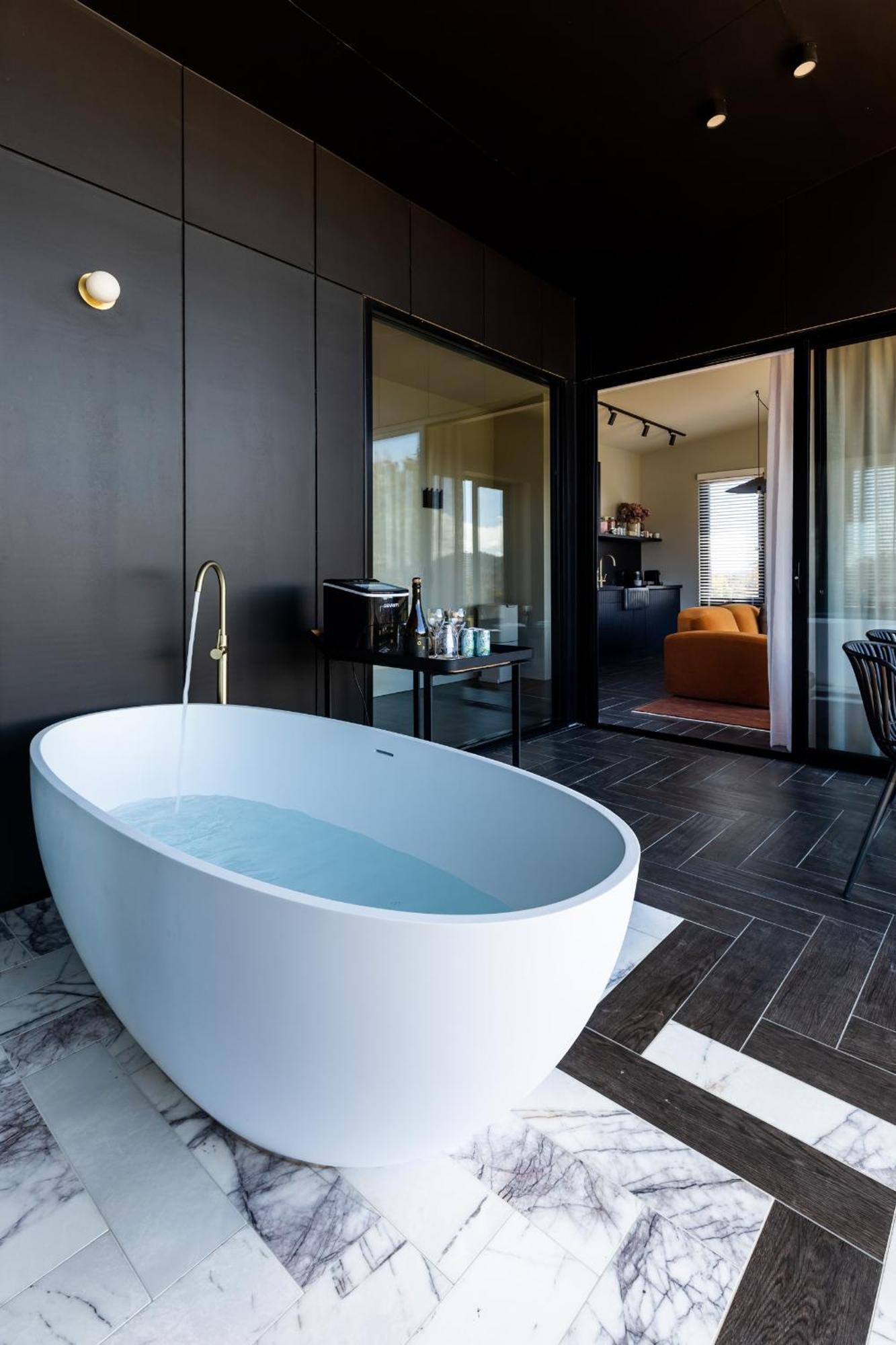 Wherewithal Luxury Suites Carlton Exterior photo